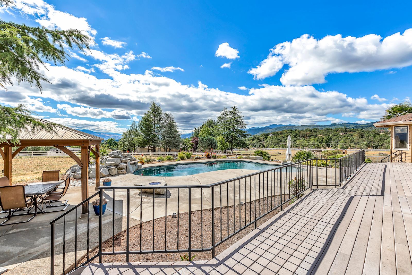 3711 Livingston Road, Central Point Dixie Hackstedde, Principal Broker